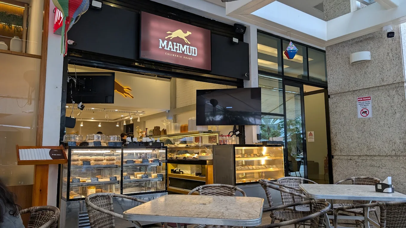 Salão com mesas para comer no local