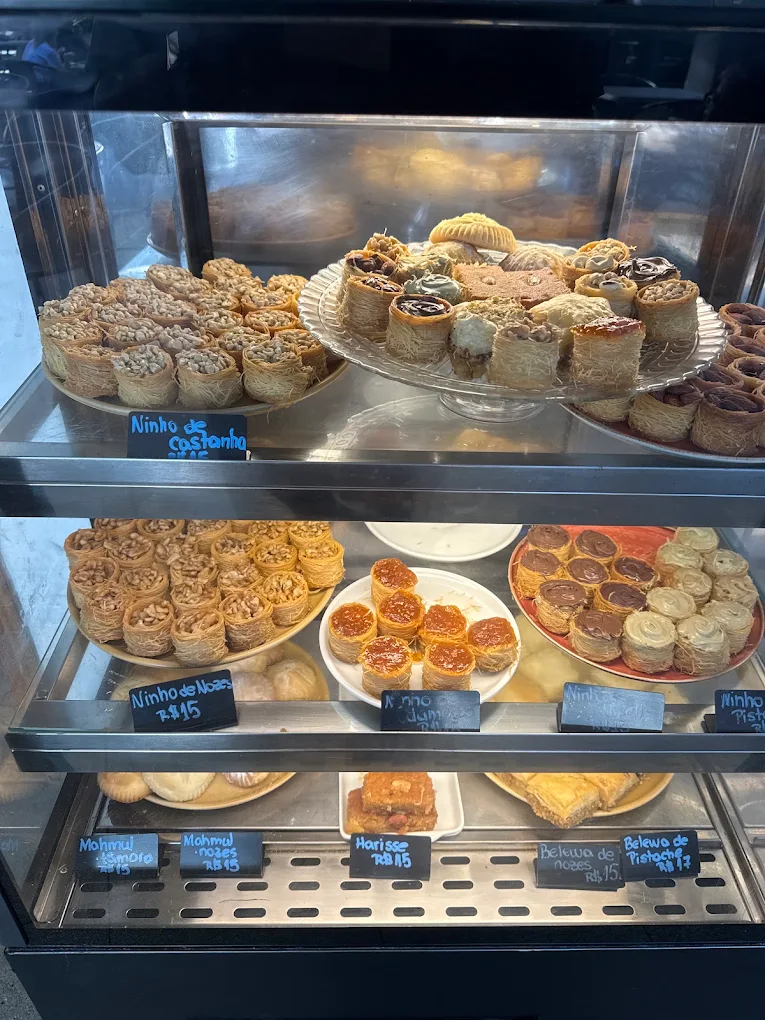 Vitrine de doces árabes: belewa, ninho de nozes e pistache