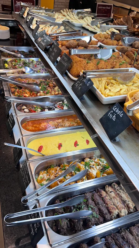 Buffet a quilo com pratos árabes, grelhados e saladas